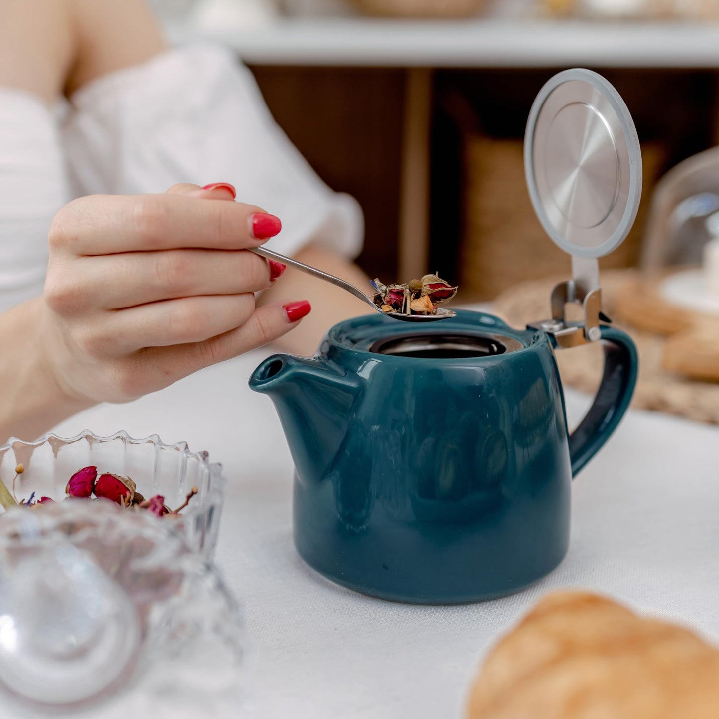 ORNA Ceramic Loose Leaf Teapot with Infuser Strainer and Lid – Small Porcelain Tea Pot Brewer for One or 2 Person