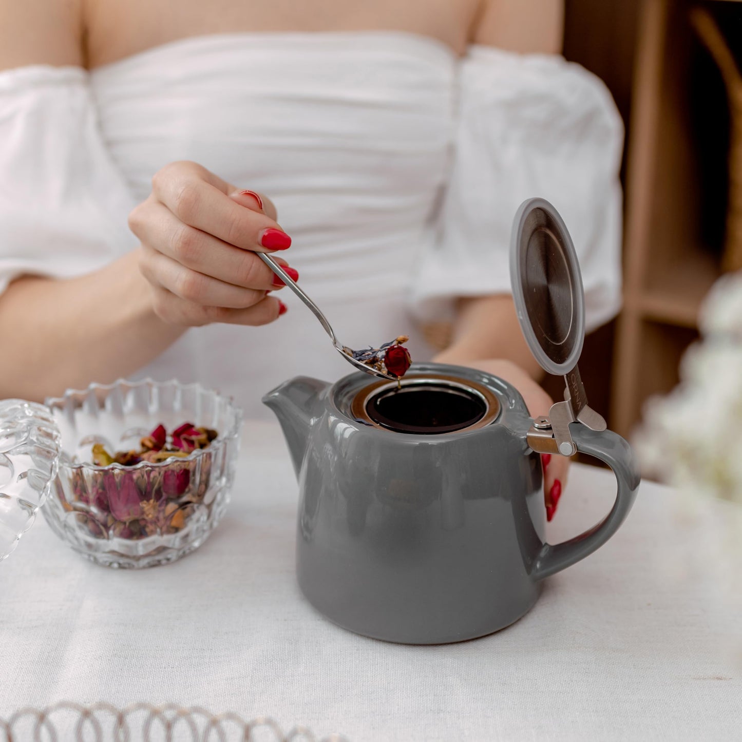 ORNA Ceramic Loose Leaf Teapot with Infuser Strainer and Lid – Small Porcelain Tea Pot Brewer for One or 2 Person